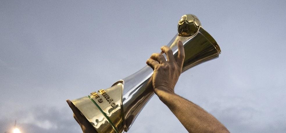 Taça da Série D do Brasileirão sendo erguida