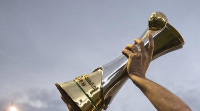 Taça da Série D do Brasileirão sendo erguida (Foto: Thais Magalhães/CBF)