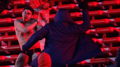 Torcedores em conflito durante partida das oitavos de final da Copa Sul-Americana (Foto: EFE/ Juan Ignácio Roncoroni)