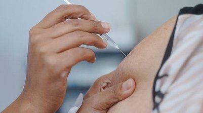 Vacina segue para testes de fase 2 (Foto: Reprodução/X)