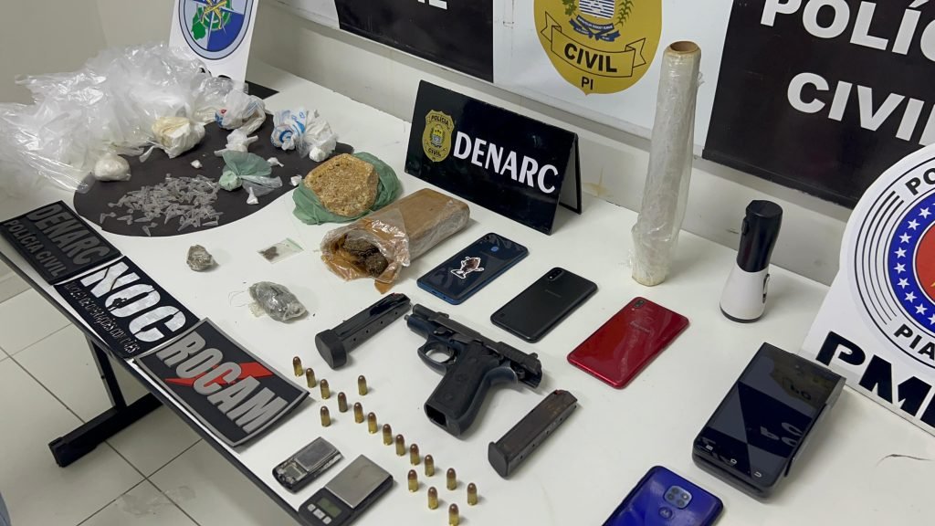 A operação resultou no cumprimento de cinco (05) mandados de prisão e dezesseis (16) mandados de busca e apreensão