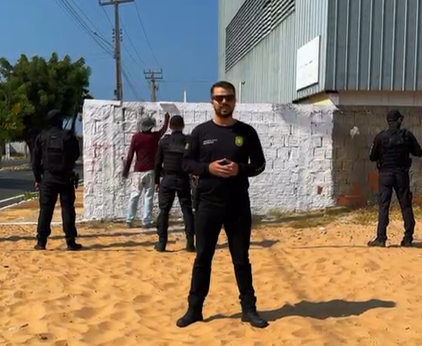 A prática de pichar espaços públicos com símbolos relacionados a organizações criminosas configura crime ambiental