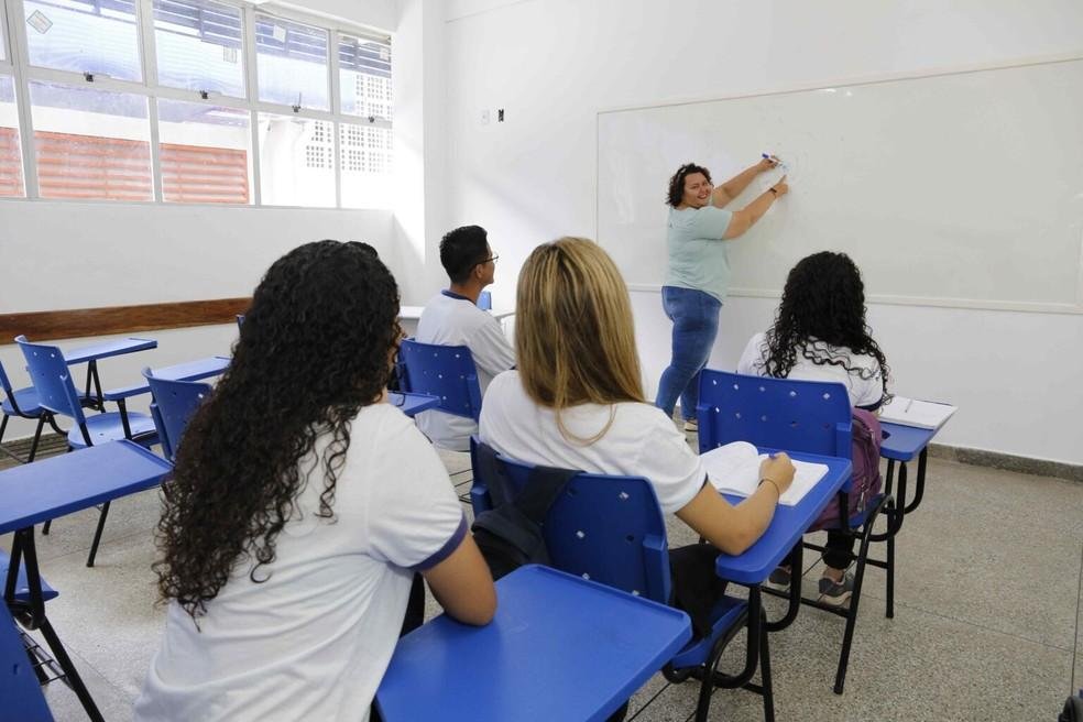 Alunos em sala de aula na rede pública de ensino