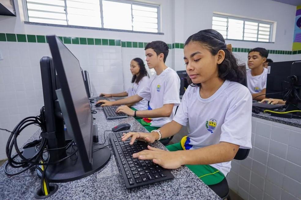 Alunos fazem treinamento para uso responsável da IA.