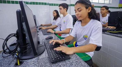 Alunos fazem treinamento para uso responsável da IA. (Foto: Ascom Seduc)