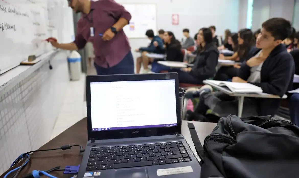 Brasília (DF), 24/10/2024 - Professor do colégio Galois, Samuel Rbeiro Costa, em sala de aula com alunos na preparação nos últimos dias antes da prova do Enem 2024. Foto: José Cruz/Agência Brasil