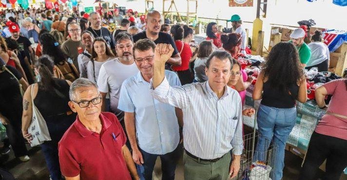 Luiz Marinho, ministro d Trabalho, na feira do MST