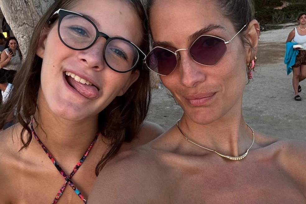 Modelo Schynaider Moura ao lado da filha, Anne-Marie Garnero, de 16 anos