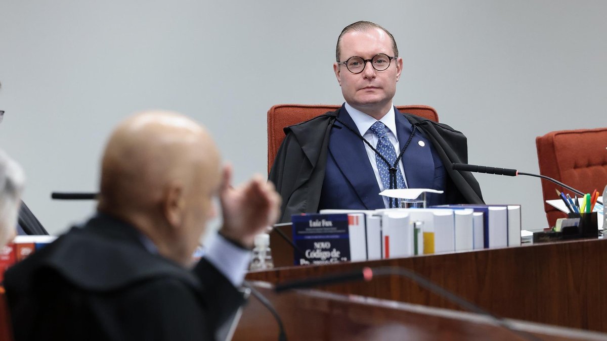 Moraes pede a Zanin sessões extras para julgamento de Bolsonaro