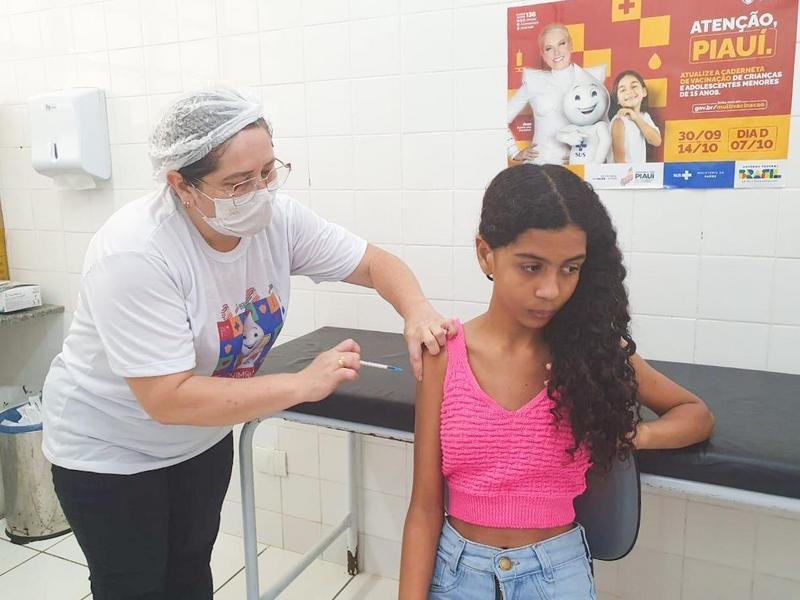 Para receber a vacina, é necessário apresentar CPF ou cartão do SUS