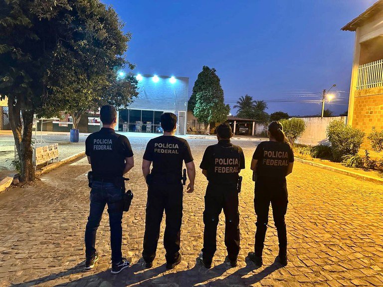 Policiais federais cumpriram um mandado de prisão temporária