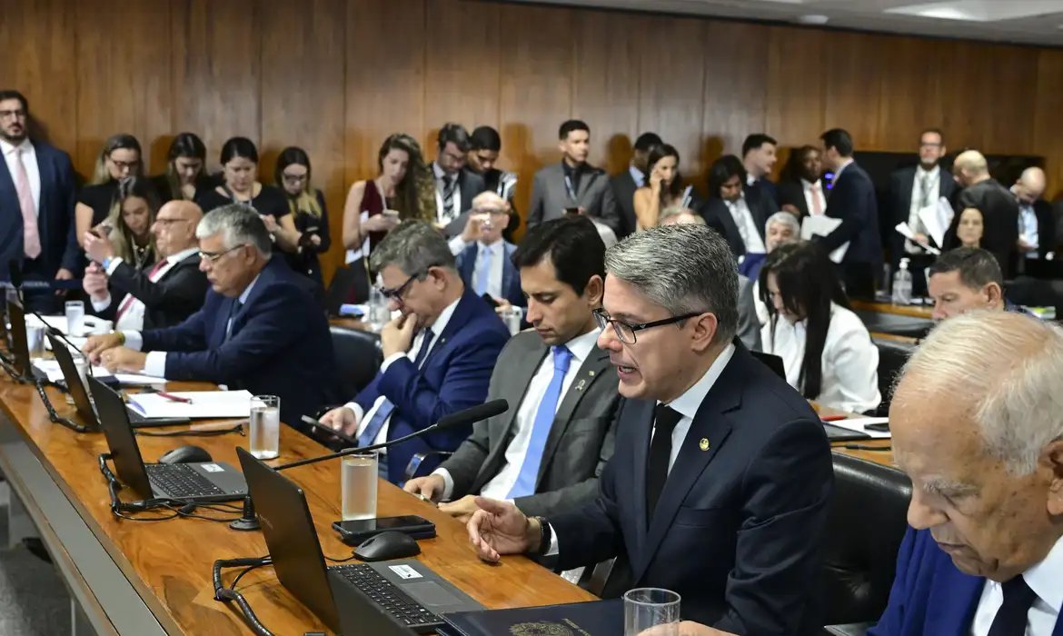 Proposta foi aprovada por ampla maioria na Câmara, com 353 votos