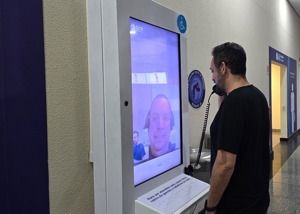 Tecnologia substitui balcões físicos e padroniza a experiência do passageiro