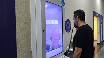 Tecnologia substitui balcões físicos e padroniza a experiência do passageiro (Foto: Reprodução)