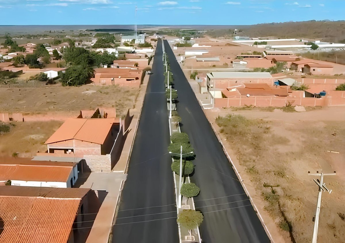 Uma das grandes conquistas recentes foi a execução de 20 mil metros de pavimentação asfáltica