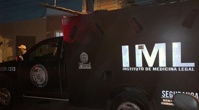 Viatura do Instituto de Medicina Legal (IML), em Teresina, no Piauí (Foto: Laura Moura/g1)