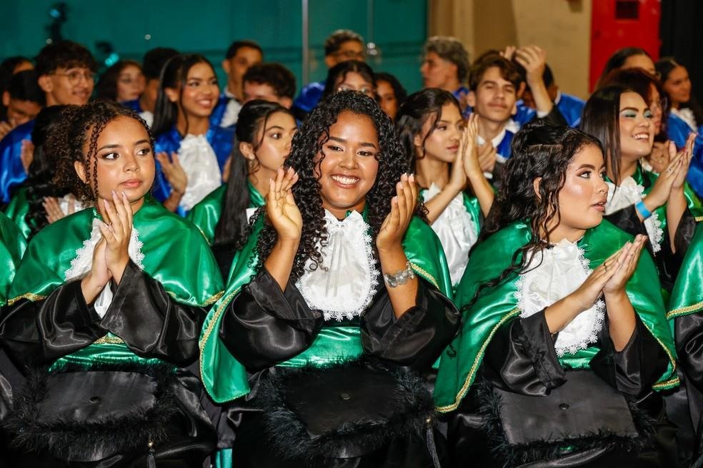Cerimônia reuniu famílias, professores e gestores.