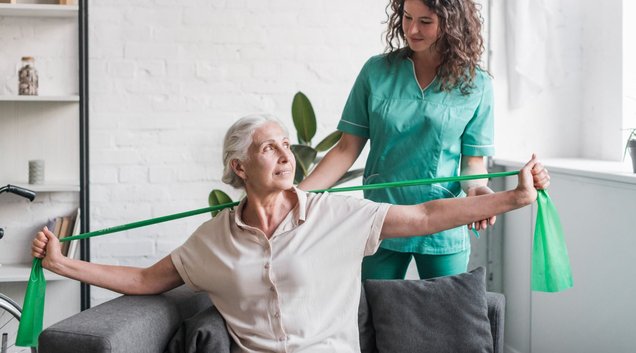 Com a chegada da terceira idade, é natural que ocorram mudanças corporai (Foto: freepik)