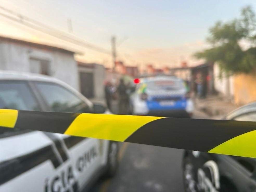 Crime homicídio viatura polícia Teresina Piauí faixa policial - Jovem de 19 anos é morto em rua da Pedra Mole; homem é assassinado em casa no Parque Ideal; Teresina registra dois homicídios no domingo (10)