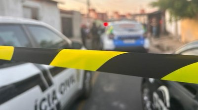 Crime homicídio viatura polícia Teresina Piauí faixa policial - Jovem de 19 anos é morto em rua da Pedra Mole; homem é assassinado em casa no Parque Ideal; Teresina registra dois homicídios no domingo (10) (Foto: Eric Sousa/ g1 Piauí)