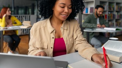 Em 2026, as campanhas da Estácio seguem protagonizadas por Rebeca Andrade (Foto: Reprodução)