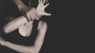 Imagem ilustrativa de jovem vítima de violência (Foto: reprodução/Depositphotos)