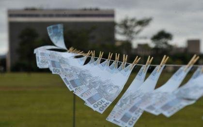 Imagem mostra dinheiro pendurado em varal