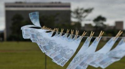 Imagem mostra dinheiro pendurado em varal (Foto: undefined)