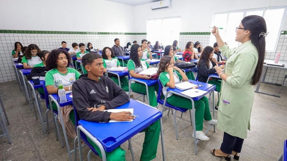 Professora ministra aula em escola estadual do Piauí