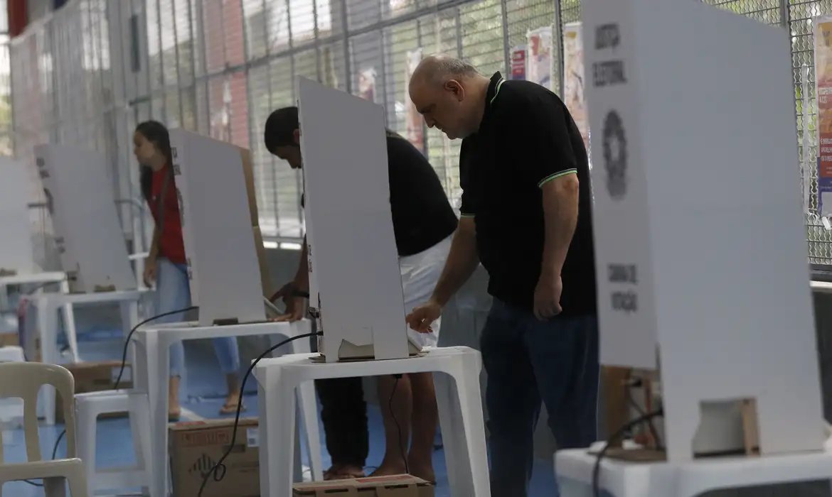 "Colinha" deve ser em papel; bandeiras e camisetas são permitidas