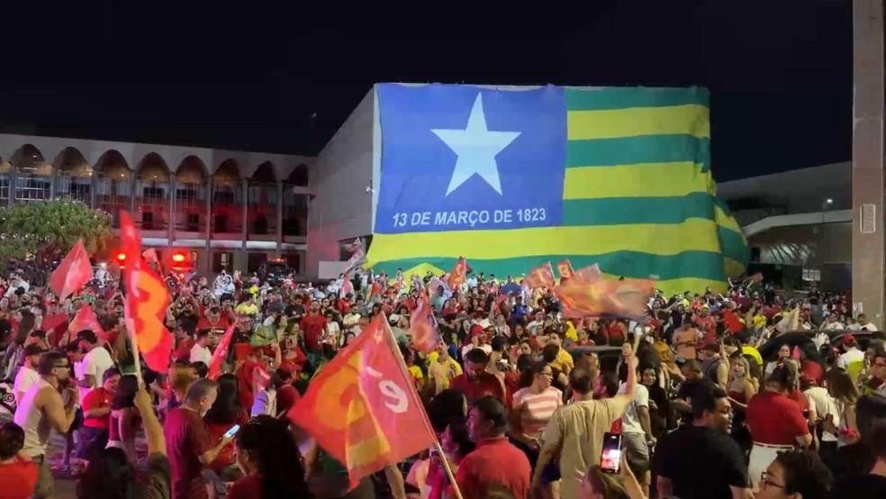 Eleitores comemoram reeleição de Lula nas ruas de Teresina