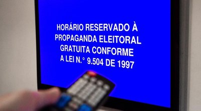 Imagem ilustrativa de um televisor com logotipo da propaganda eleitoral gratuita. (Foto: KEVIN DAVID/A7 PRESS/ESTADÃO CONTEÚDO)