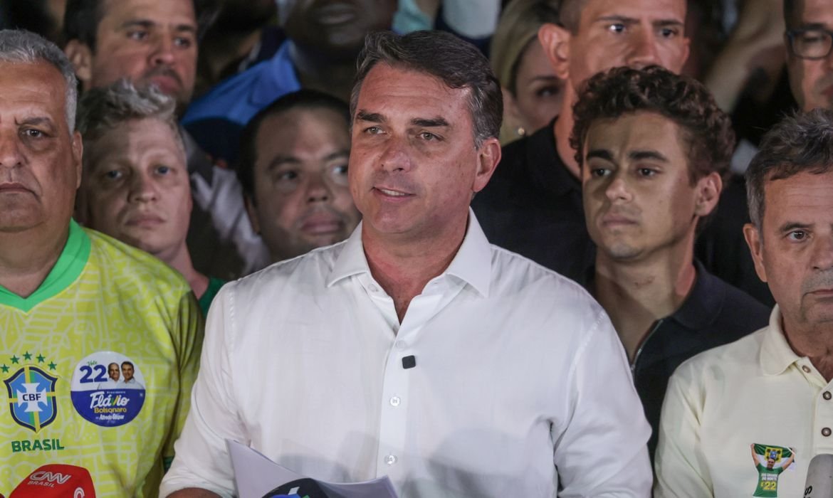 Imprensa argentina noticiou que o senador fugiu do Brasil