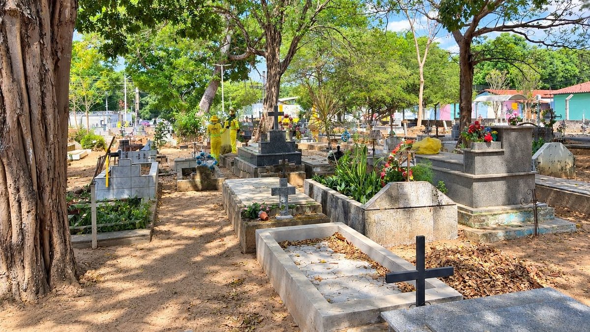 Limpeza de cemitérios para o Dia de Finados