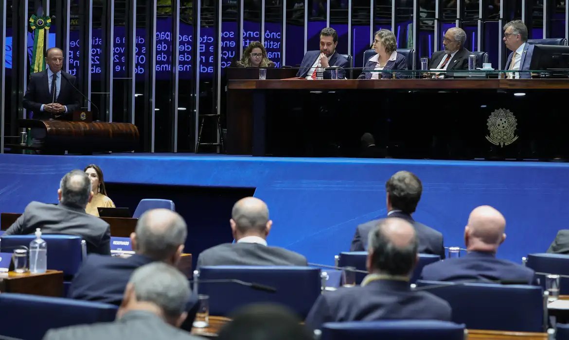 PEC prevê 2 dias de descanso remunerado e redução gradual da jornada