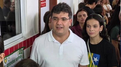 Rafael Fonteles (PT) vota em Teresina (Foto: Aric Lages/g1)