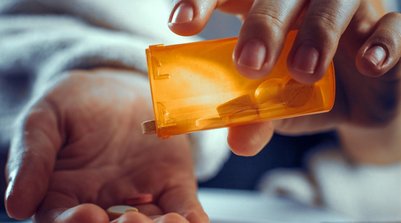 A recomendação é apostar em medidas simples e seguras: hidratação intensa, (Foto: Reprodução)