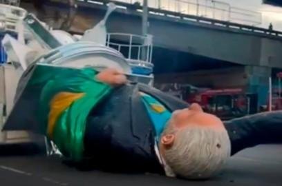 Boneco em alusão a Lula caiu e foi arrastado depois do desfile da Acadêmicos de Niterói