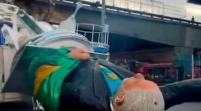 Boneco em alusão a Lula caiu e foi arrastado depois do desfile da Acadêmicos de Niterói (Foto: Reprodução/Instagram/@bradockshow)