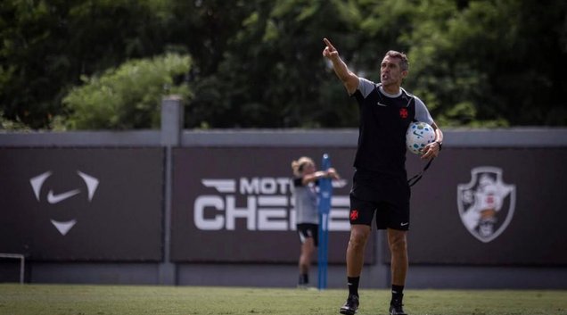 Bruno Lazaroni assumiu o comando interino do Gigante da Colina (Foto: Dikran Sahagian / Vasco)