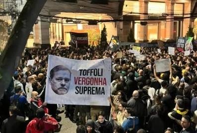 Cartaz crítico a Toffoli em destaque na manifestação convocada pelo MBL e realizada na frente do Banco Master — São Paulo (SP), 22/1/2026