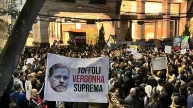 Cartaz crítico a Toffoli em destaque na manifestação convocada pelo MBL e realizada na frente do Banco Master — São Paulo (SP), 22/1/2026 (Foto: Reprodução/Instagram/@mblivre)