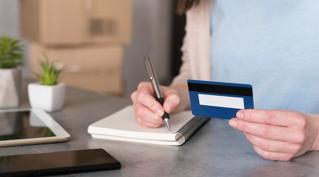 Com organização, é possível cortar gastos desnecessários, (Foto: Reprodução)