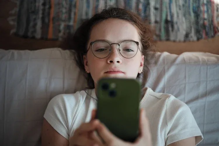 Enquanto 88% das jovens consideram a sua saúde mental boa ou muito boa, a ansiedade é relatada como semanal por 42% delas