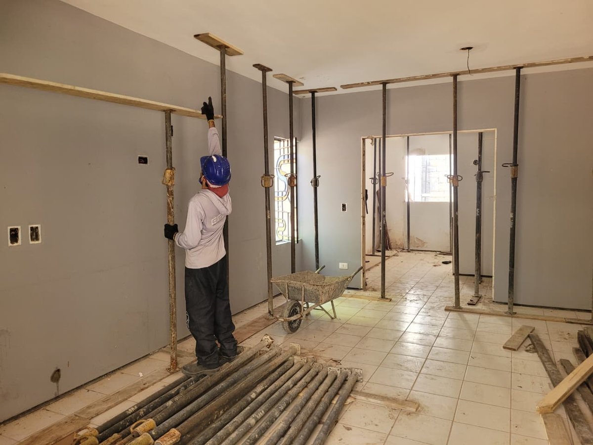 Entre paredes ainda em acabamento e estruturas