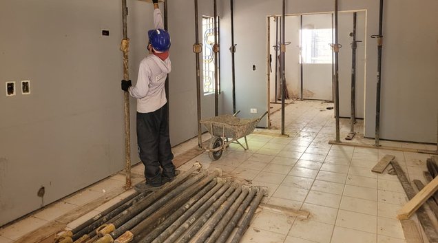 Entre paredes ainda em acabamento e estruturas (Foto: Reprodução)