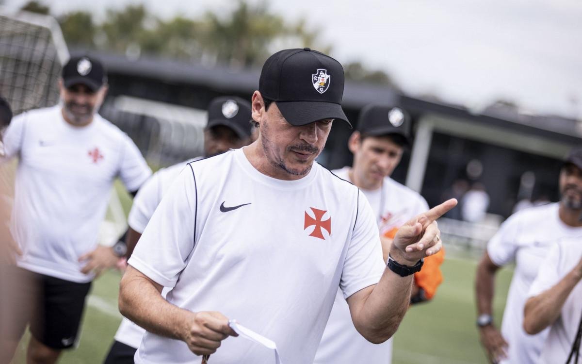 Fernando Diniz em ação durante treino do Vasco, no CT Moacyr Barbosa