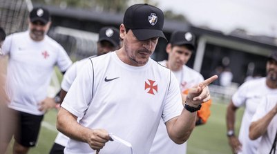 Fernando Diniz em ação durante treino do Vasco, no CT Moacyr Barbosa (Foto: Dikran Sahagian / Vasco)