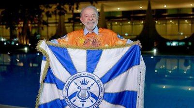 Lula posa em frente a bandeira da escola de samba Acadêmicos de Niterói (Foto: Divulgação/Acadêmicos de Niterói)