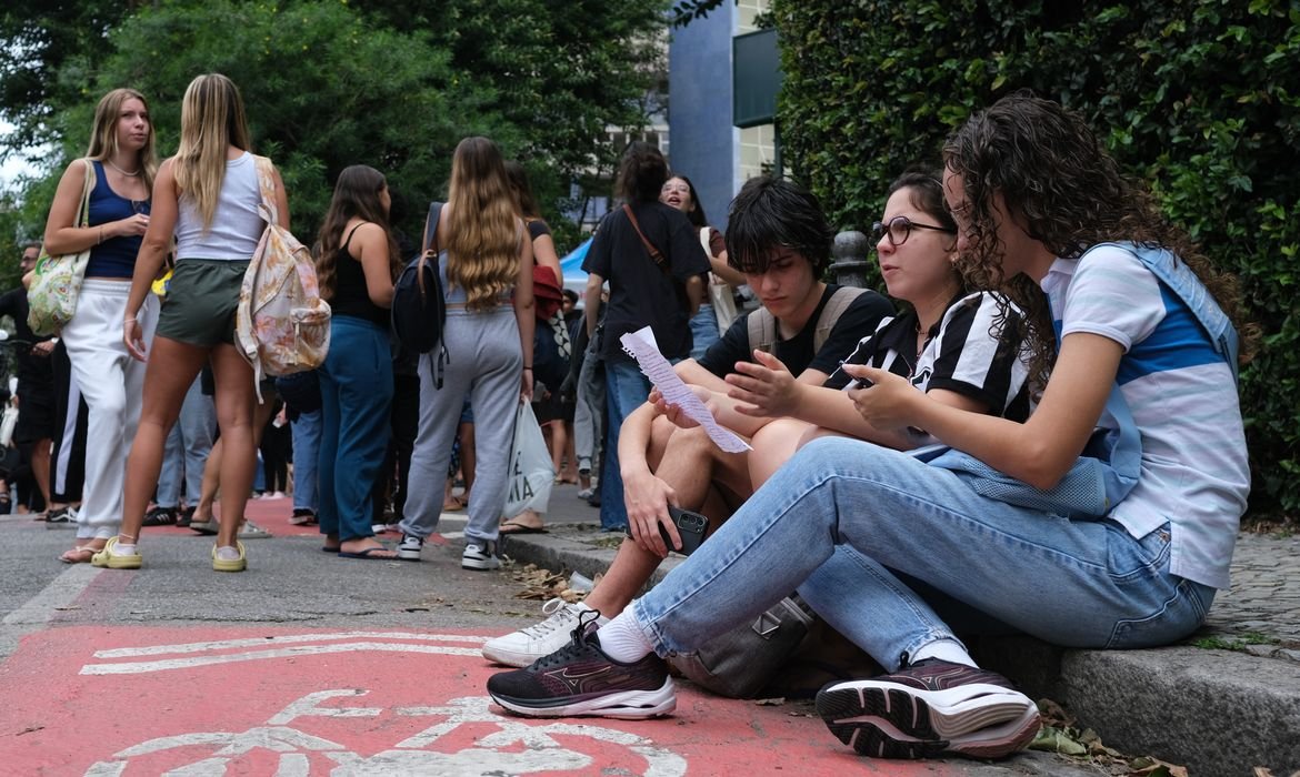 MEC concede até 12 mil bolsas mensais a estudantes selecionados